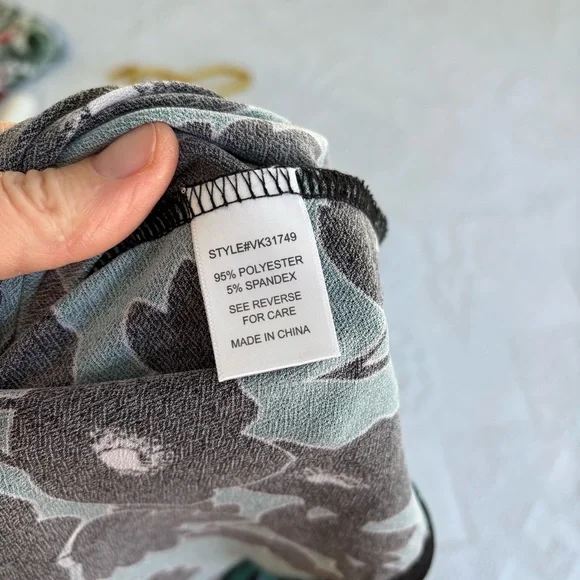 Adrienne Vittadini women’s size large floral 3/4 sleeve blouse with gold circles - Picture 7 of 9